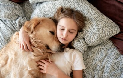 Cute,Little,Girl,Hugging,Dog,And,Sleeping,In,Bed