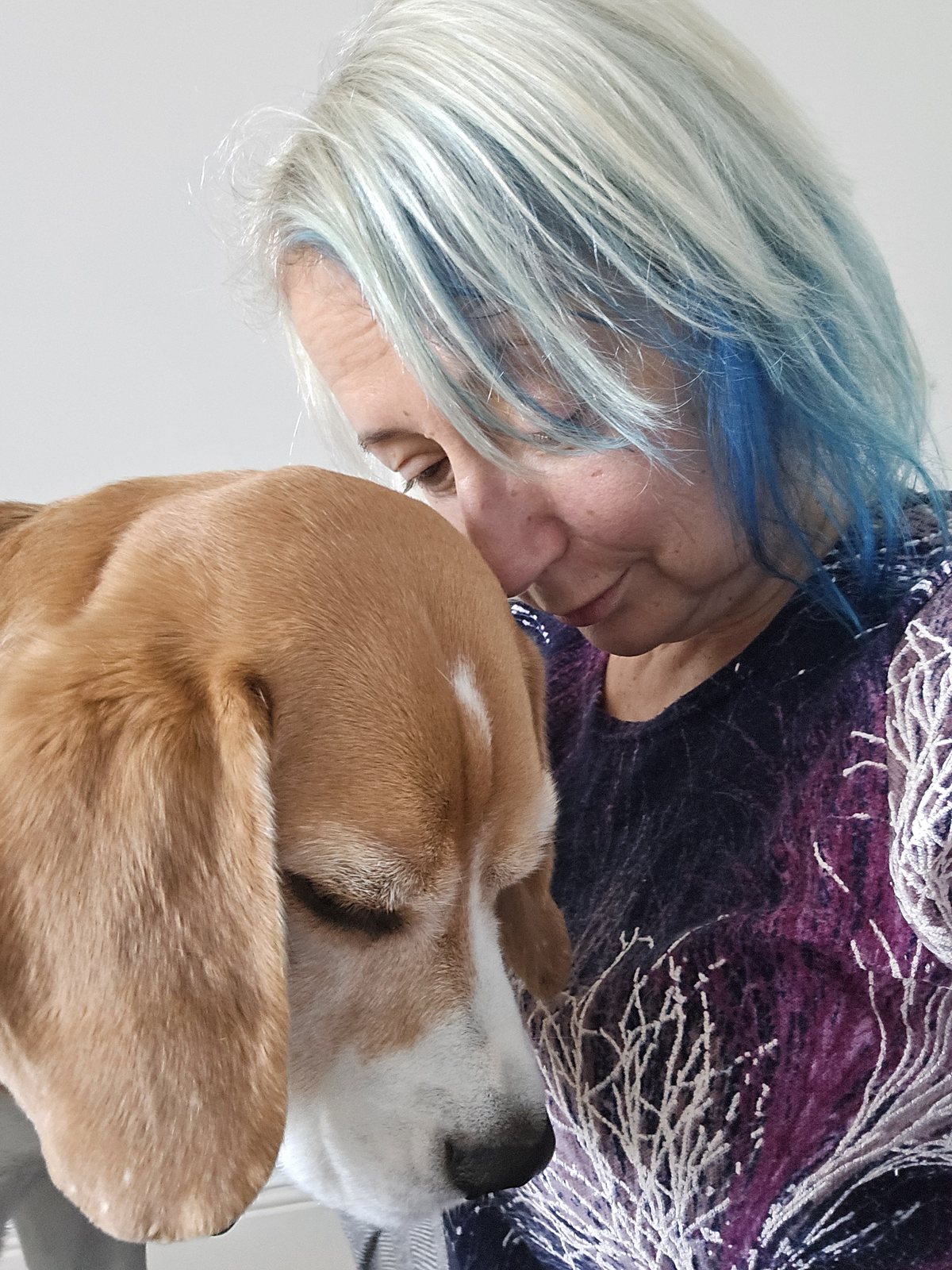 Monika with a dog, showing Nika Pet Food hands-on care